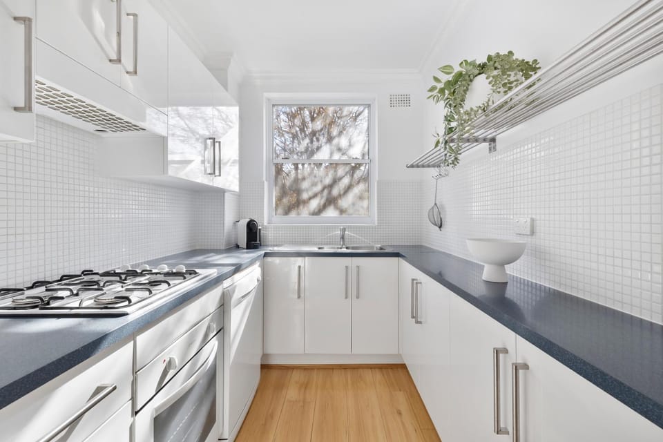 Kitchen or kitchenette, dishwasher, stove