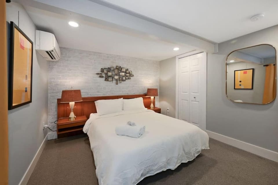 Cozy Mid-Century Apartment Steps From Restaurants #DCottage House in District of Columbia