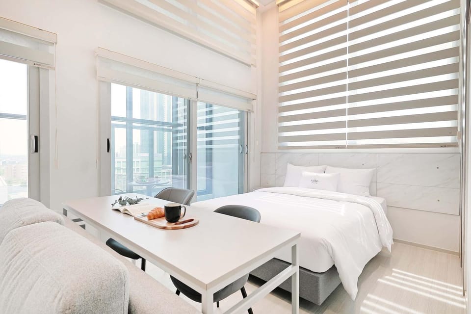 Bed, Seating area, Bedroom