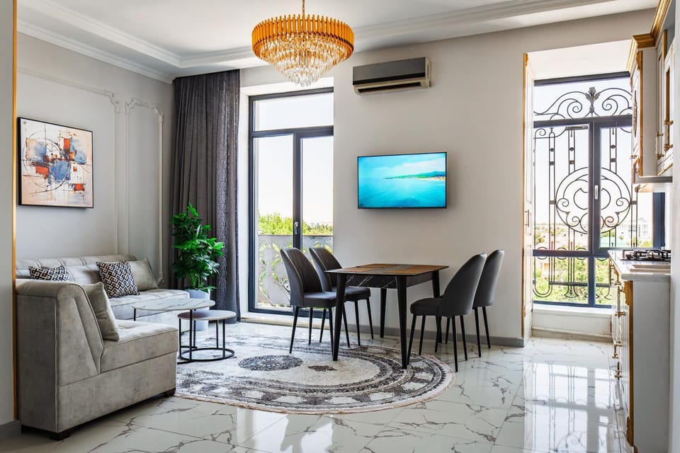 Communal lounge/ TV room, TV and multimedia, Living room, Seating area, Dining area, air conditioner