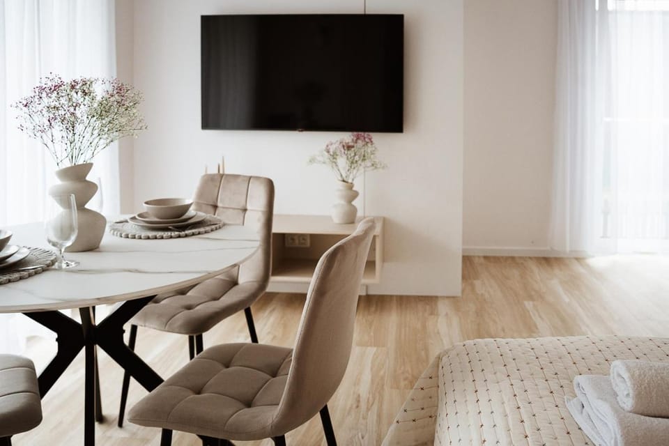 TV and multimedia, Living room, Seating area, Dining area, Evening entertainment