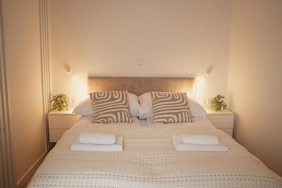 Bed, Photo of the whole room, Bedroom, towels