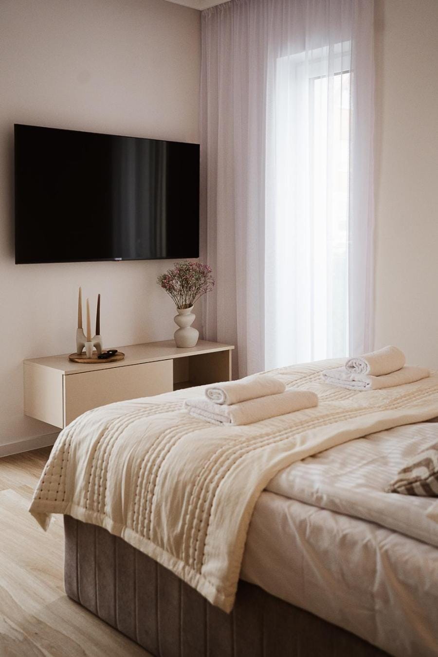 Bed, TV and multimedia, Photo of the whole room, Bedroom