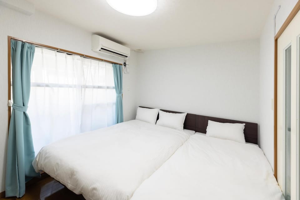 Bed, Photo of the whole room, Bedroom, air conditioner