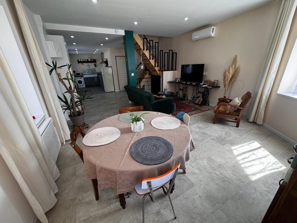 TV and multimedia, Living room, Seating area, Dining area