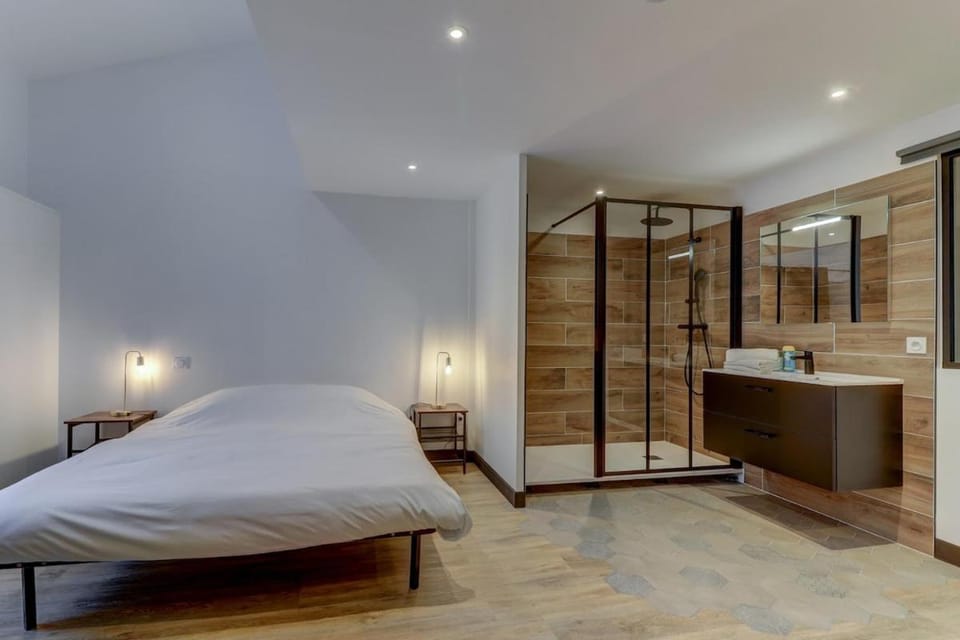 Bed, Bathroom, Photo of the whole room, Bedroom