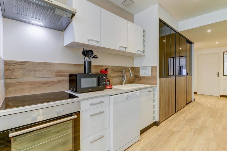 Coffee/tea facilities, Kitchen or kitchenette, dishwasher, oven, stove