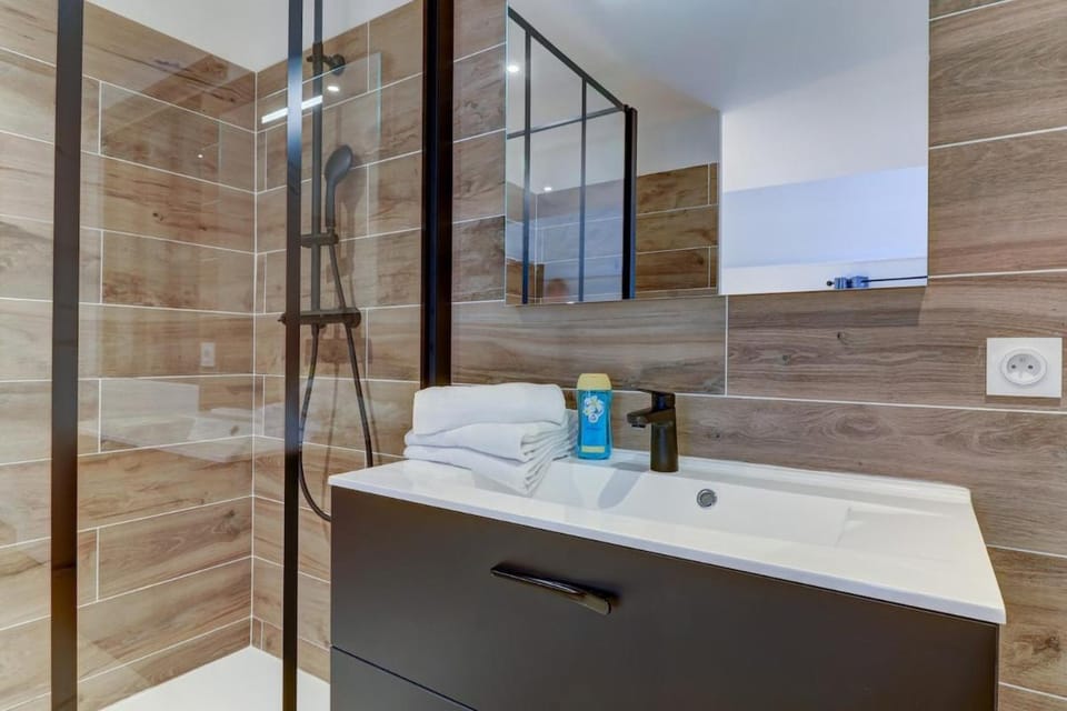 Shower, Bathroom, towels