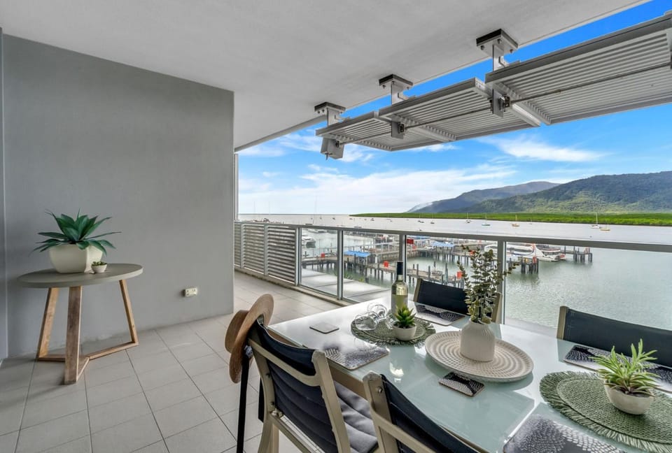 Belle Escapes 14 Harbour Lights with tranquil ocean views Apartment in Cairns