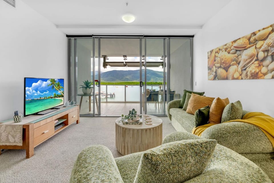 Belle Escapes 14 Harbour Lights with tranquil ocean views Apartment in Cairns
