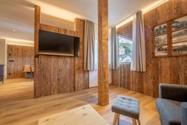 TV and multimedia, Living room, Landmark view