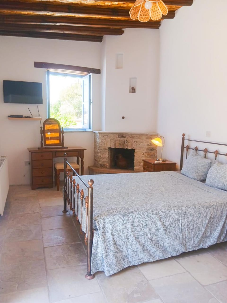 Bed, TV and multimedia, Bedroom