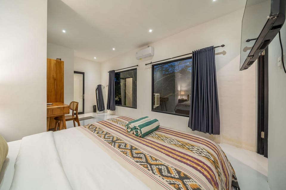 Bed, TV and multimedia, Photo of the whole room, Bedroom