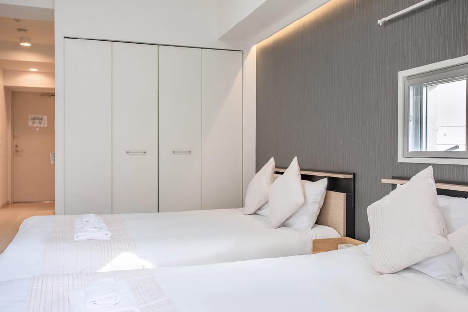 Photo of the whole room, Bedroom, wardrobe
