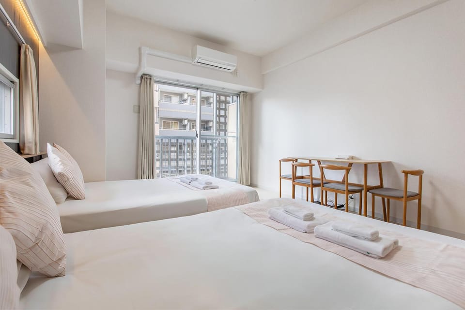 Bed, Living room, Bedroom, towels, air conditioner