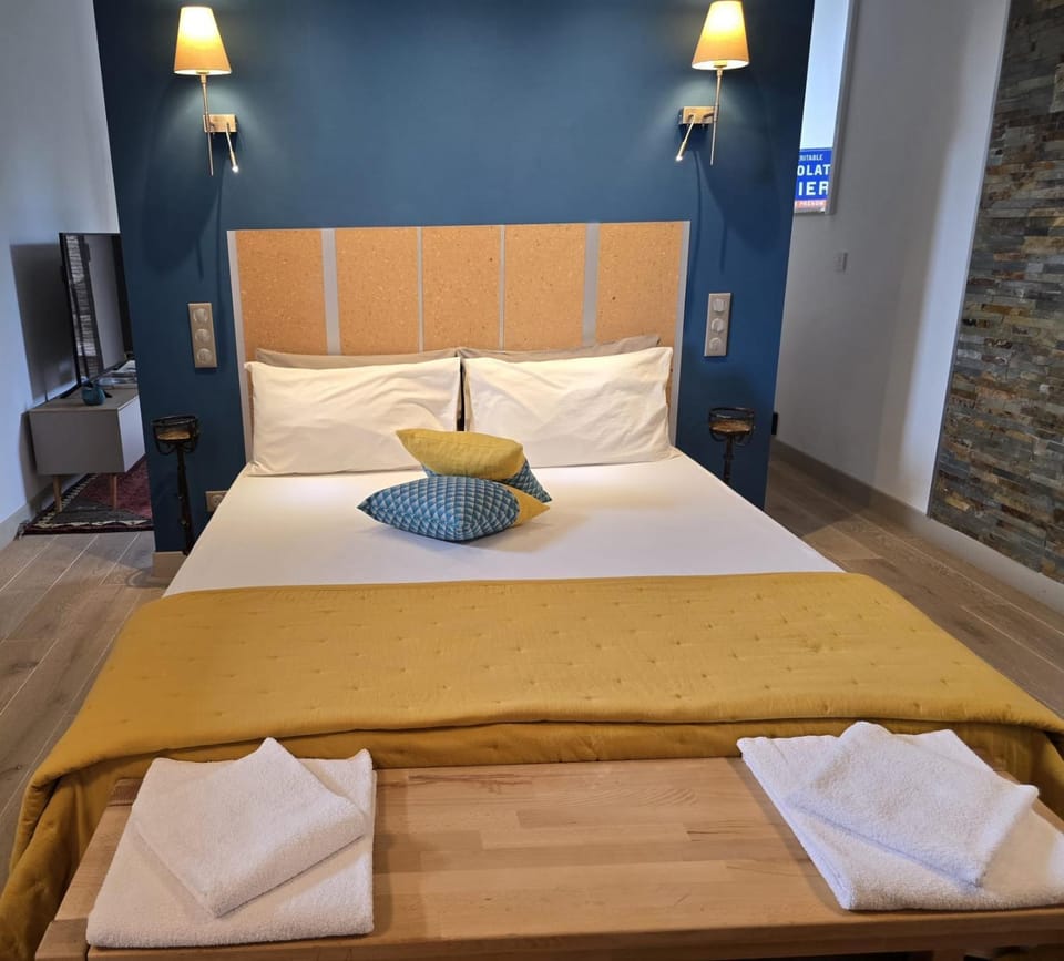 Bed, Photo of the whole room, Bedroom, towels