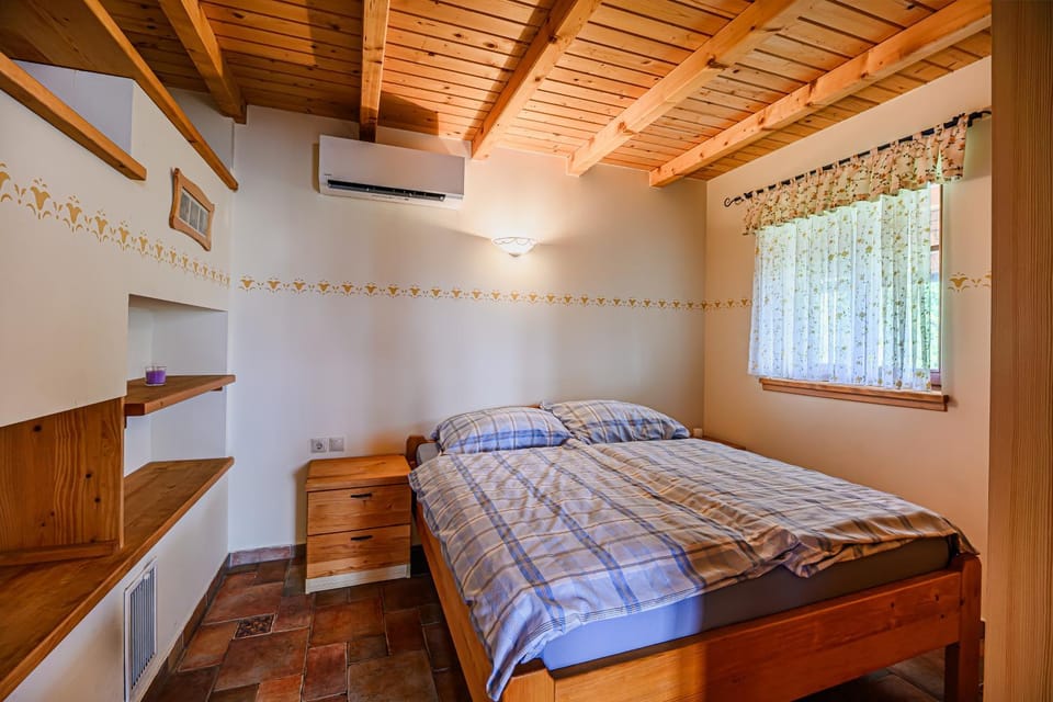 Bed, Bedroom, air conditioner
