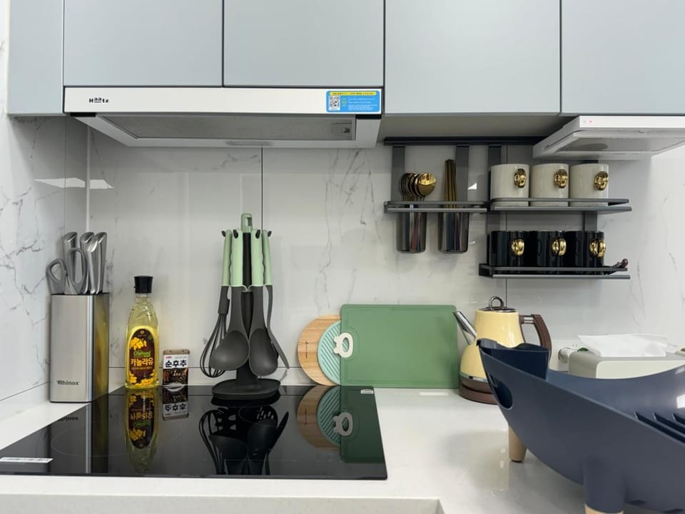 Coffee/tea facilities, Kitchen or kitchenette, stove
