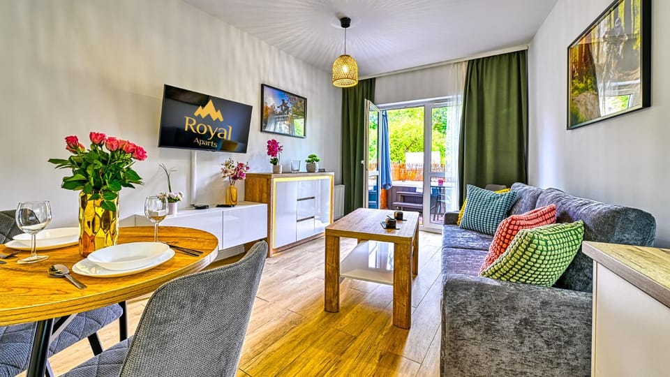 TV and multimedia, Seating area, Dining area