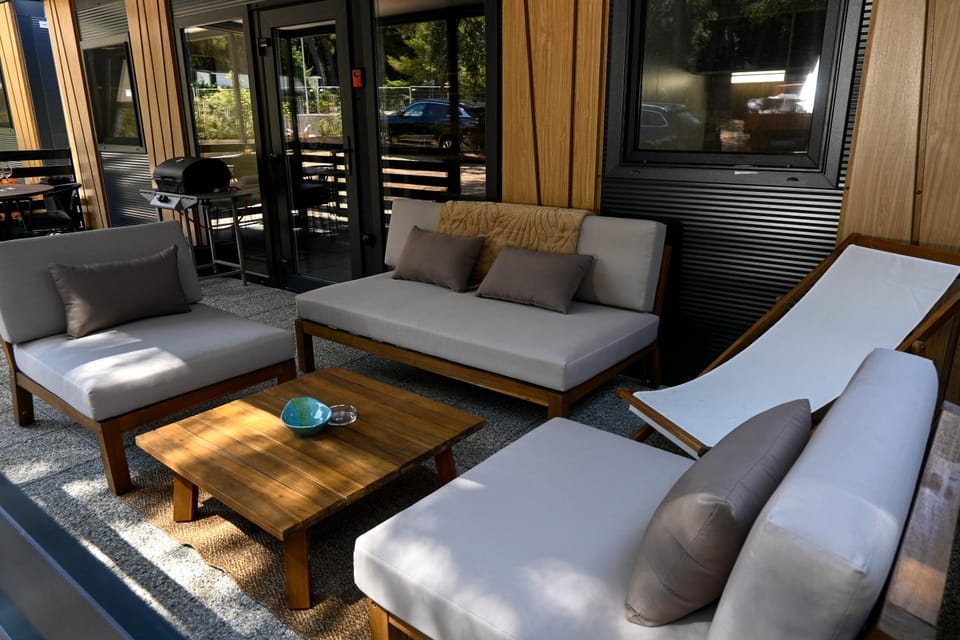 Day, Seating area