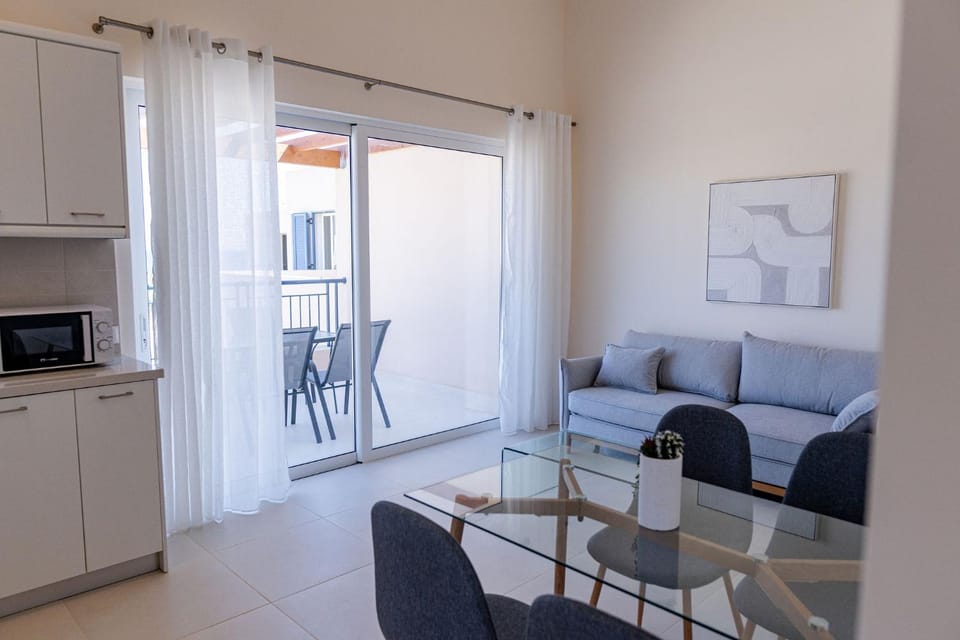 Kitchen or kitchenette, Living room, Seating area, Dining area, oven, stove