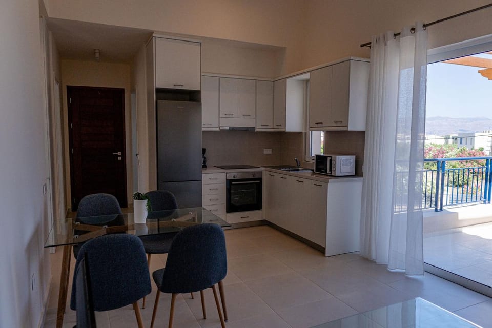 View (from property/room), Balcony/Terrace, Kitchen or kitchenette, Dining area, oven, stove