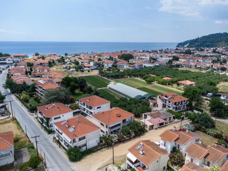 Property building, Nearby landmark, Day, Neighbourhood, Natural landscape, Bird's eye view, City view, Mountain view, Sea view, Street view, Location