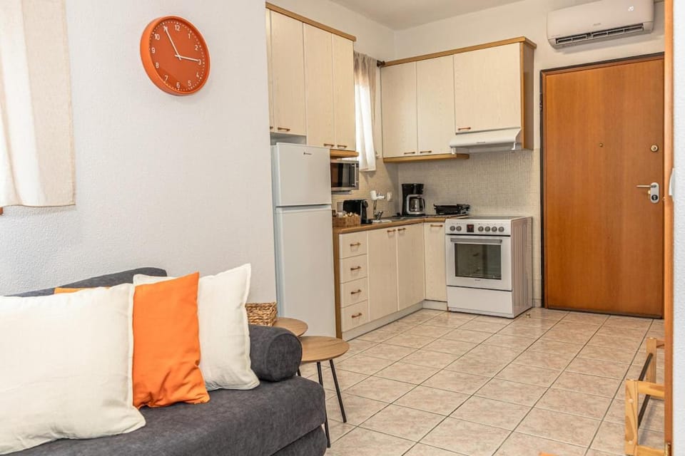 Kitchen or kitchenette, Living room, Seating area, oven, stove, toaster