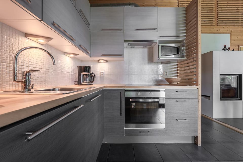 Coffee/tea facilities, Kitchen or kitchenette, dishwasher, oven, stove