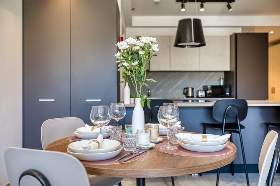 Kitchen or kitchenette, Dining area