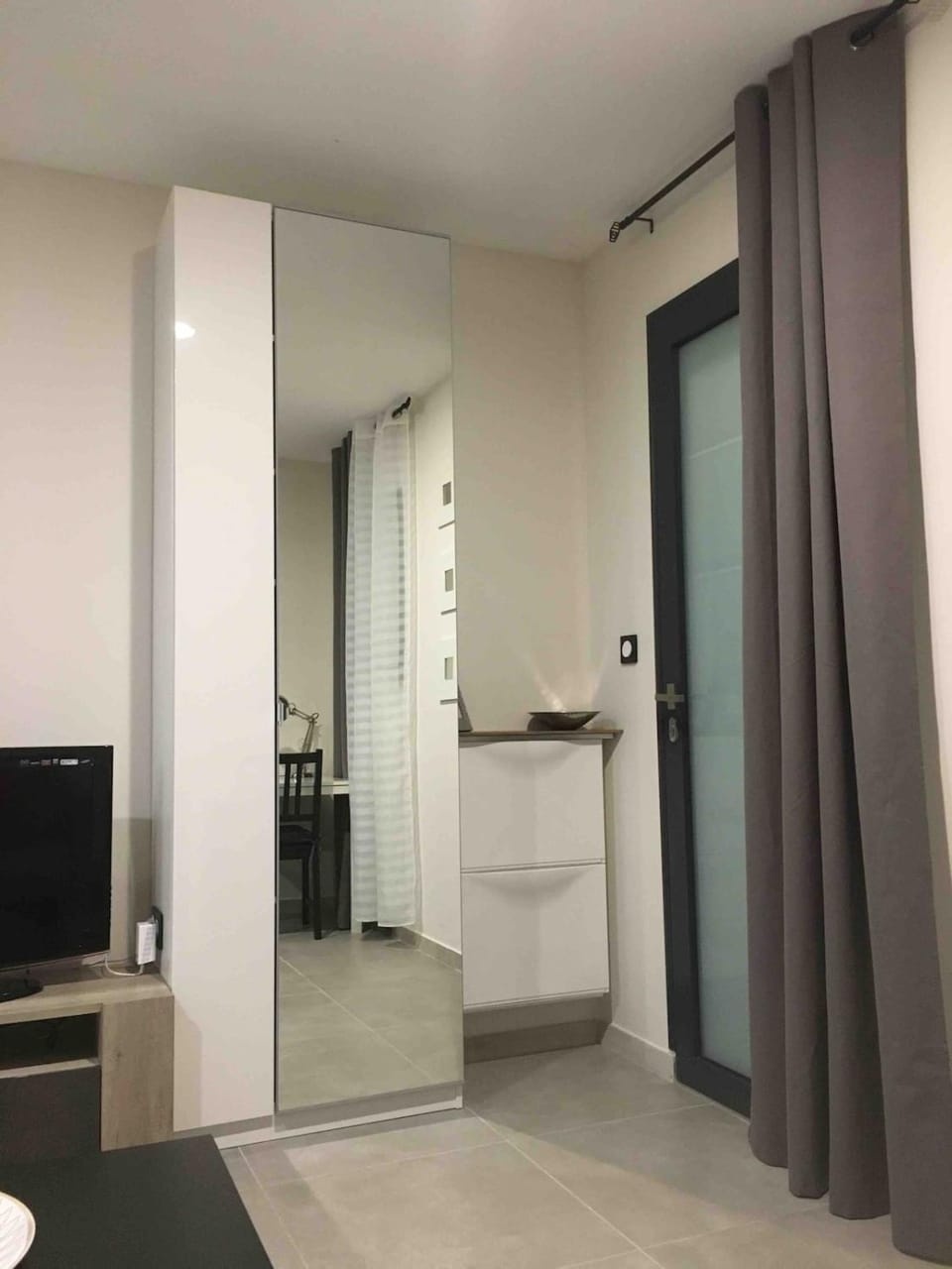Equipped Studio, 2 hours per day acces to a private swinmming pool Apartment in Occitanie