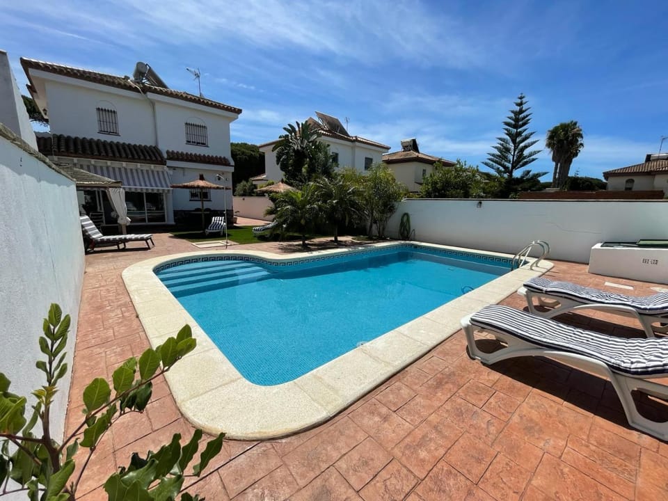 Azafama Buena Chalet in Chiclana de la Frontera
