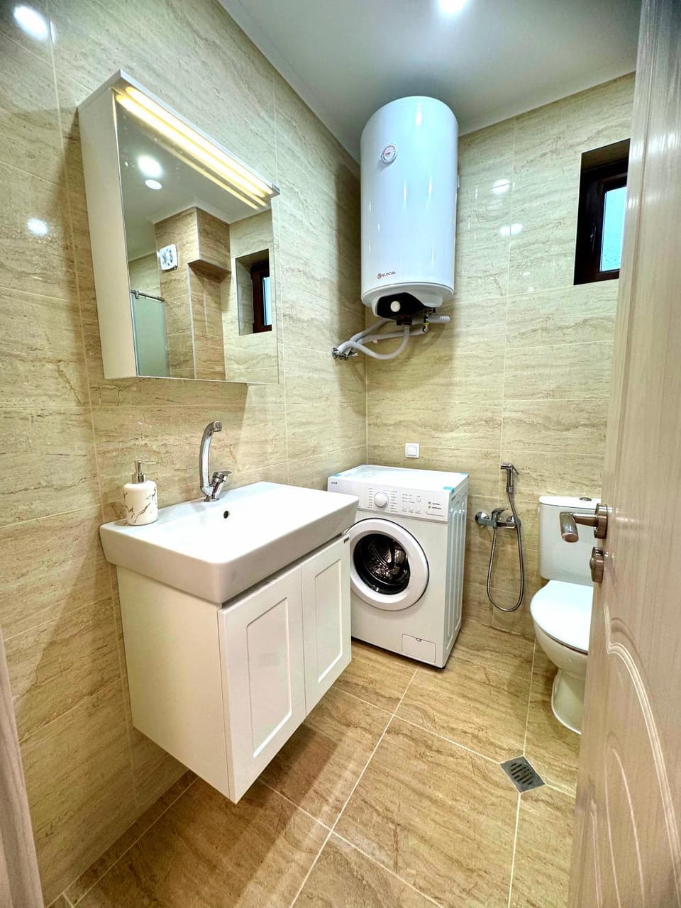 Shower, Toilet, Bathroom, towels, washing machine
