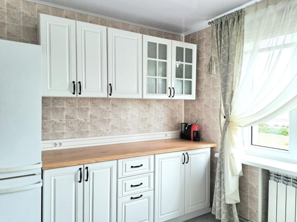 Coffee/tea facilities, Kitchen or kitchenette, Dining area, Quiet street view, dishwasher, microwave, stove, toaster, towels, kitchen