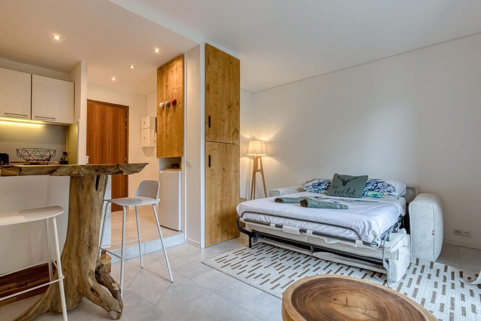 Bed, Living room