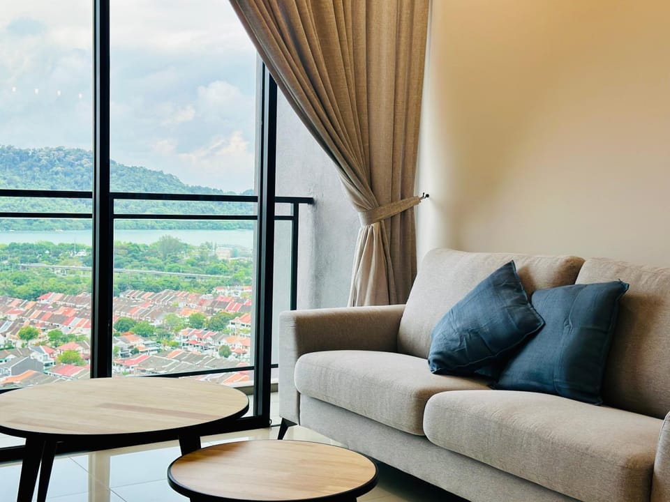 High Rise Haven 3BR Rooftop Pool Stylish Comfort 9pax Apartment in Bayan Lepas