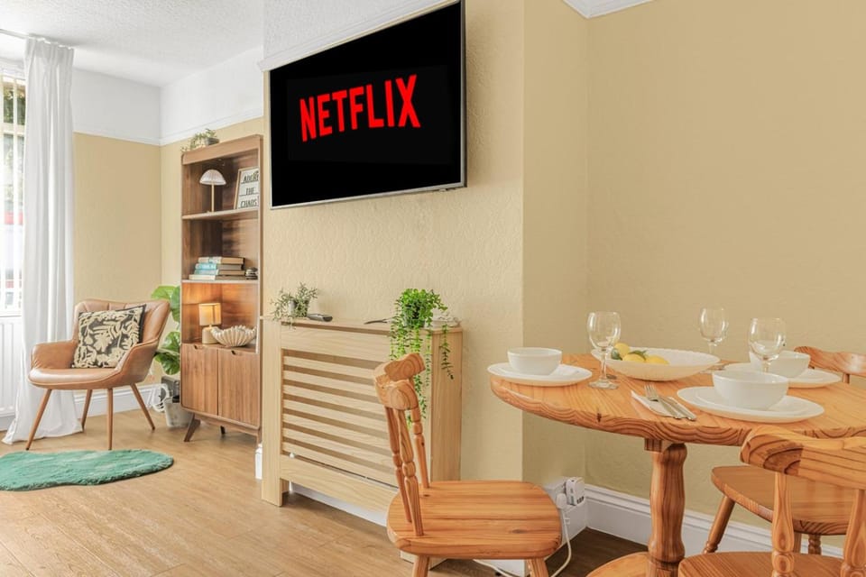 Communal lounge/ TV room, TV and multimedia, Living room, Seating area, Dining area, Evening entertainment