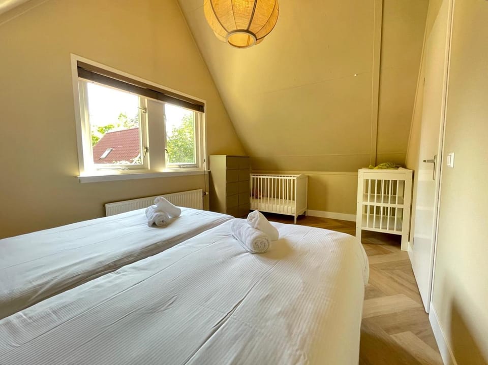 Photo of the whole room, Bedroom, towels