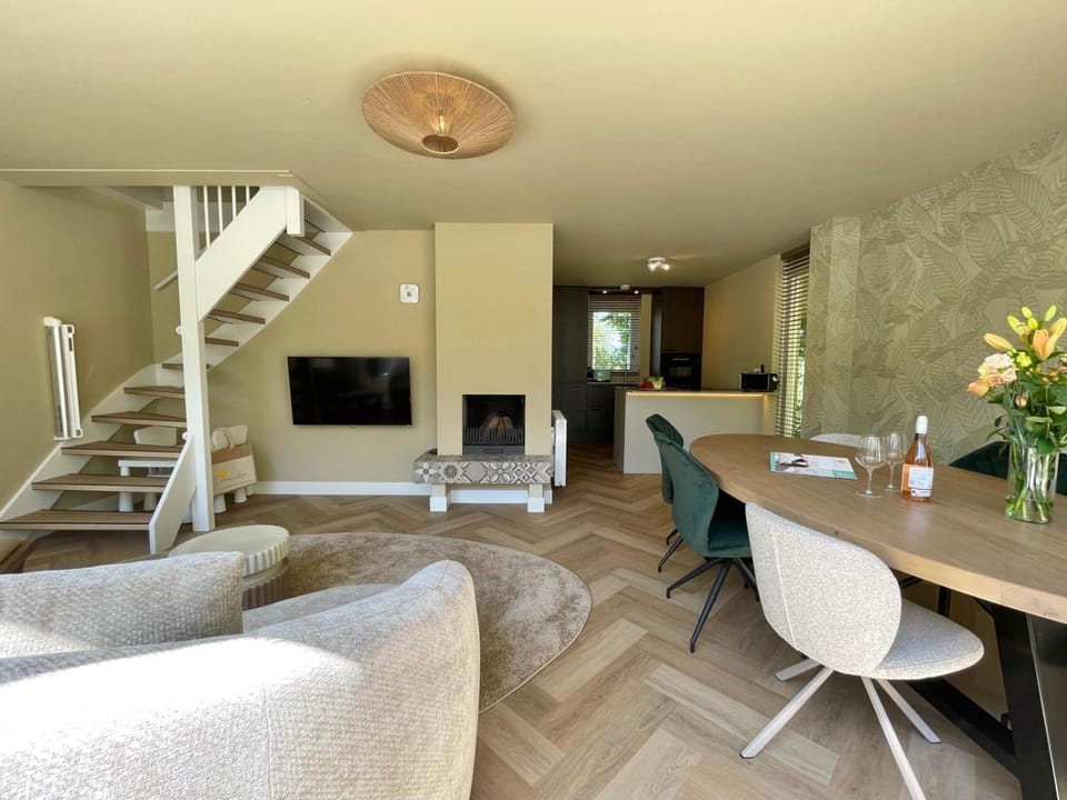 TV and multimedia, Kitchen or kitchenette, Living room, Seating area, Dining area