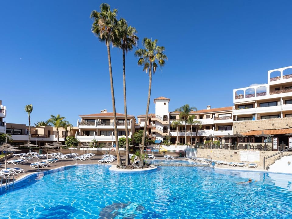 Swimming pool, sunbed