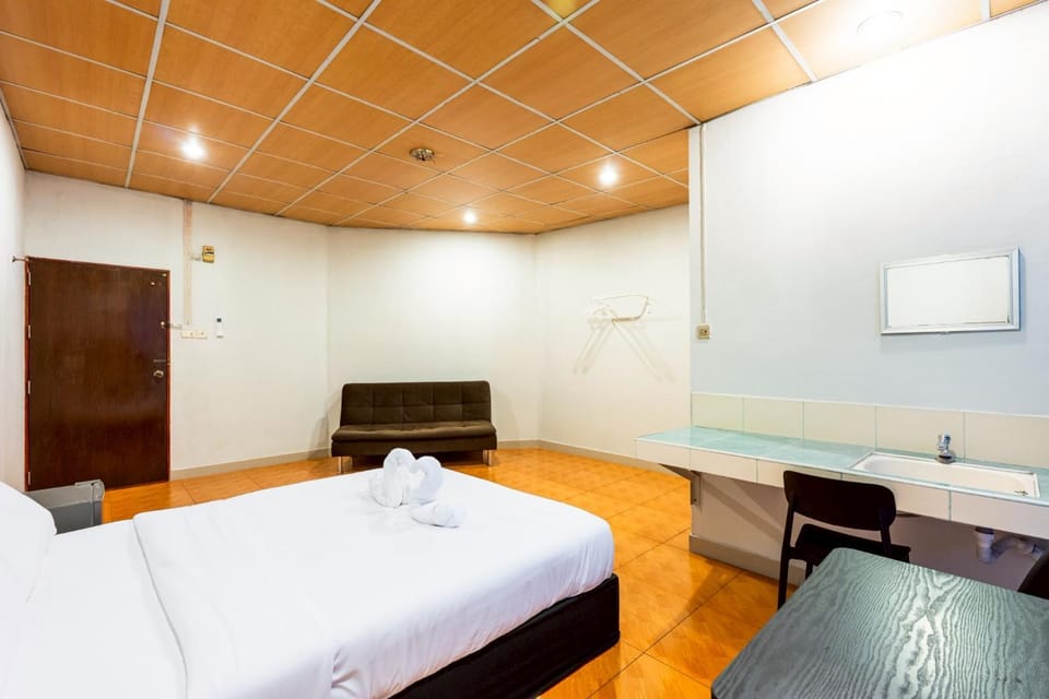 Bed, Living room, Photo of the whole room, Seating area, Bedroom