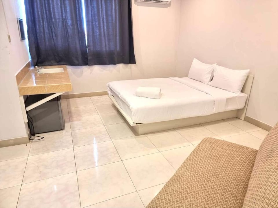 Bed, Living room, Photo of the whole room, Bedroom, air conditioner