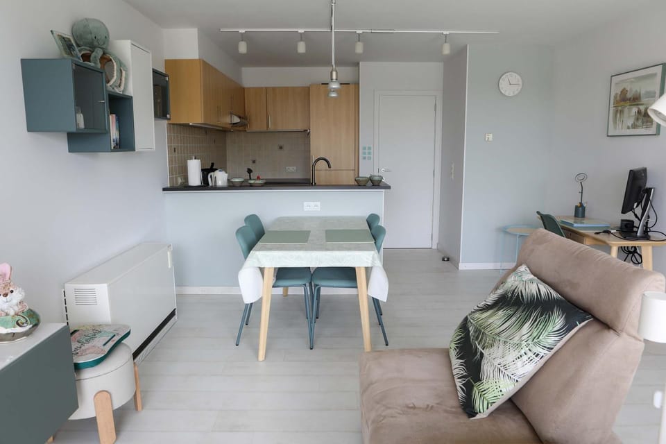 Coffee/tea facilities, Kitchen or kitchenette, Living room, Seating area, Dining area, oven, stove, toaster