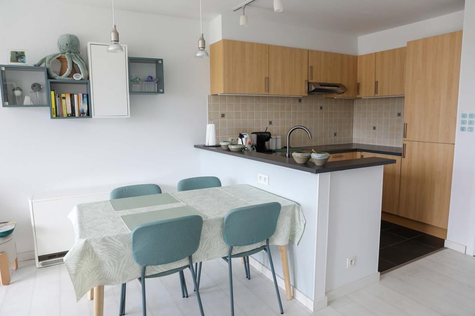 Kitchen or kitchenette, Dining area, stove