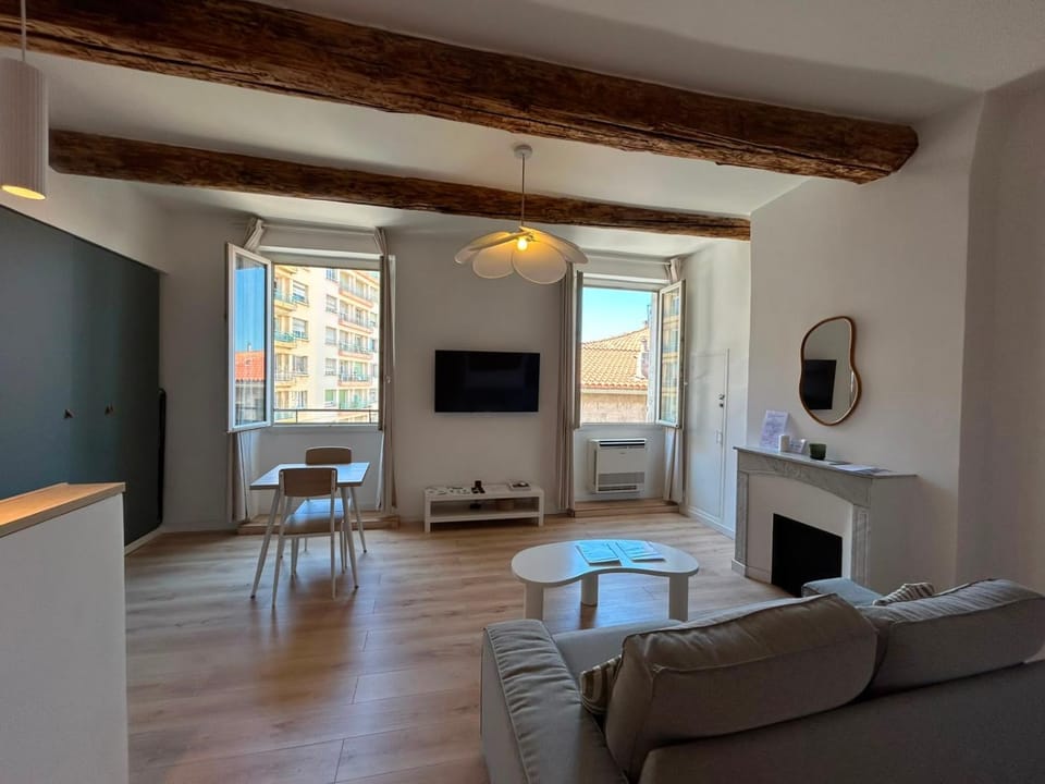 TV and multimedia, Living room, Seating area, Dining area