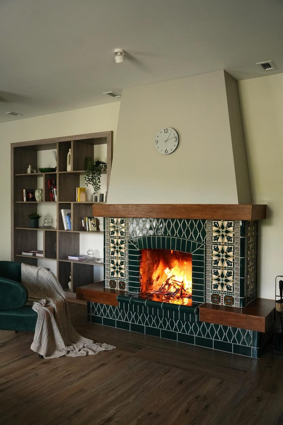 Seating area, fireplace