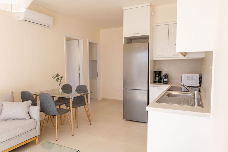 Coffee/tea facilities, Kitchen or kitchenette, Living room, Seating area, Dining area, oven, stove, air conditioner