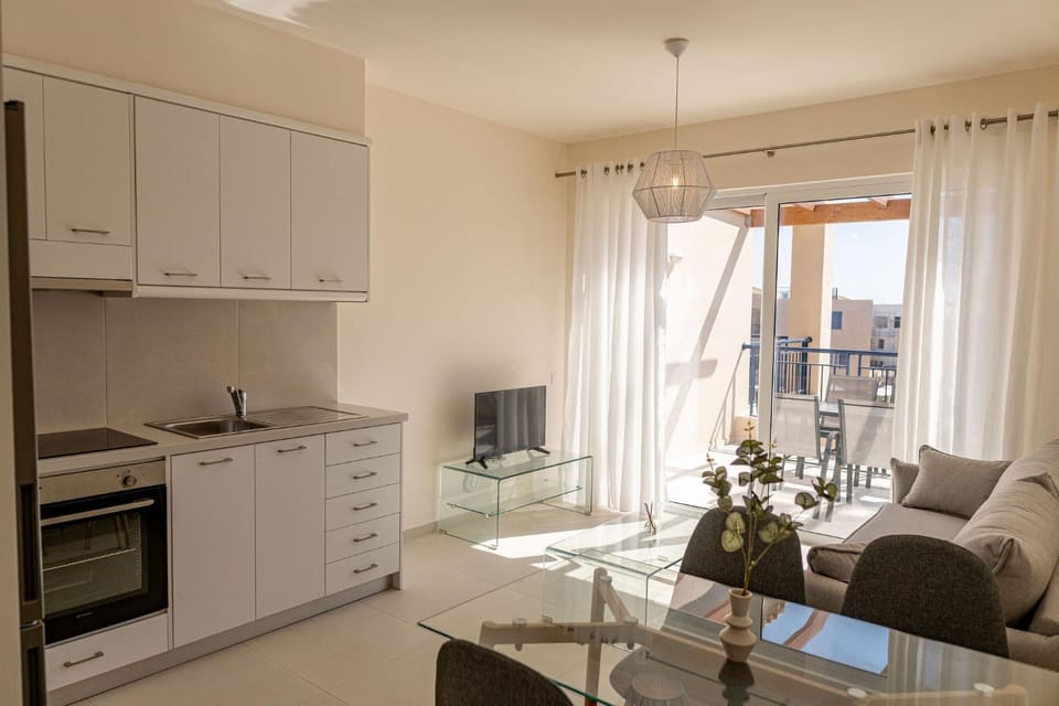 TV and multimedia, Kitchen or kitchenette, Living room, Photo of the whole room, Seating area, Dining area, oven