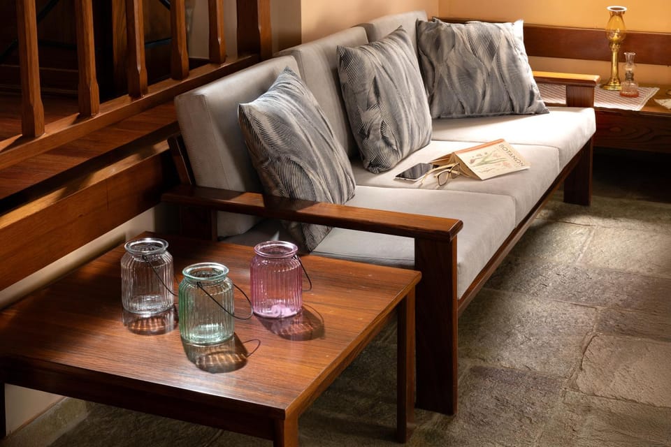 Living room, Photo of the whole room, Decorative detail, Seating area