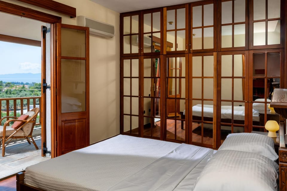 Bed, Photo of the whole room, Bedroom, wardrobe, air conditioner